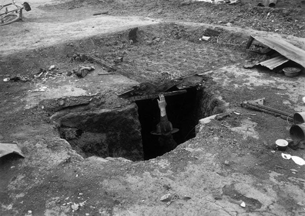 為了躲避子彈，礦工們於帳篷內挖掘坑洞。然而在勒德洛大屠殺當天，2名婦女及11名孩童就在圖中這個「死亡坑洞」當中被活活燒死。（圖片來源：University of Denver）