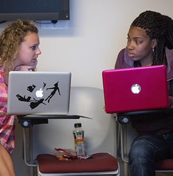 Students discuss online courses from the Graduate School of Social Work.