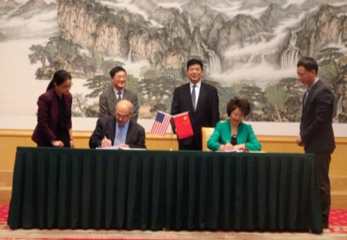Prof. Ron Rizzuto signs agreement in Beijing