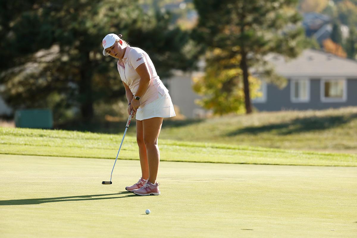 Emma Bryant putts the ball.