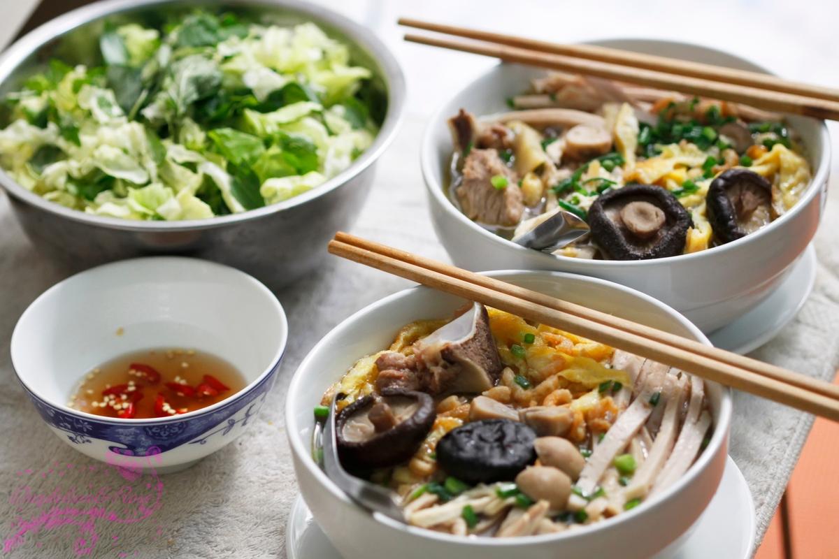 Two bowls of ramen noodles