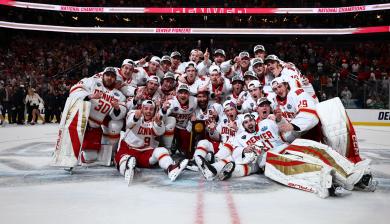 du hockey team group portrait on the rink